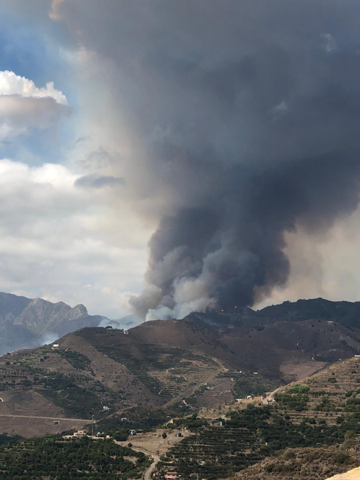 Más de una decena de medios aéreos trabajan en el incendio de Río Seco alto en Almuñécar
